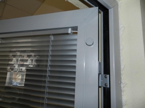 Дверь из интерьерного алюминиевого профиля со встроенными жалюзи 5                                                         
